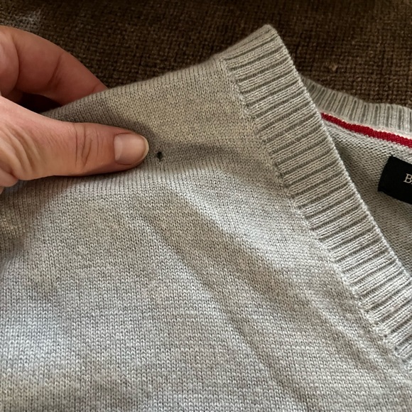 Banana Republic XL Extra Fine Merino Wool Gray V-Neck Sweater - Picture 3 of 5